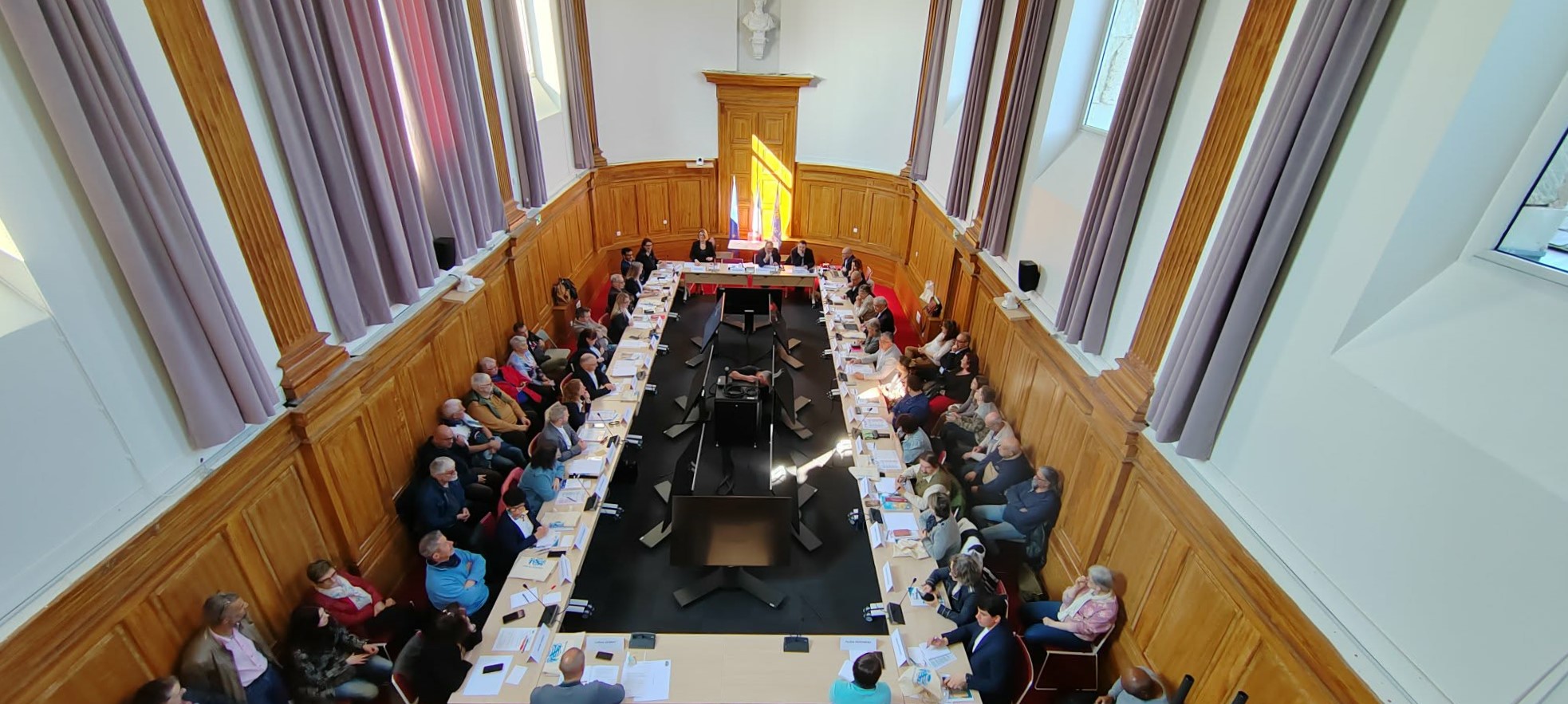 Conseil municipal Parthenay balcon copie.jpg (353 KB)