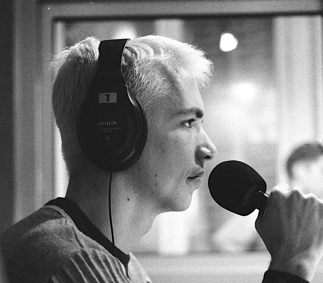 J&eacute;r&ocirc;me Viger-Kohler, Radio FG, rue de Rivoli, Paris, 1995 Photo Olivier Degorce Livre radio FG &eacute;ditions la table Ronde - Gallimard jvk profil nb micro 6.jpg (419 KB)