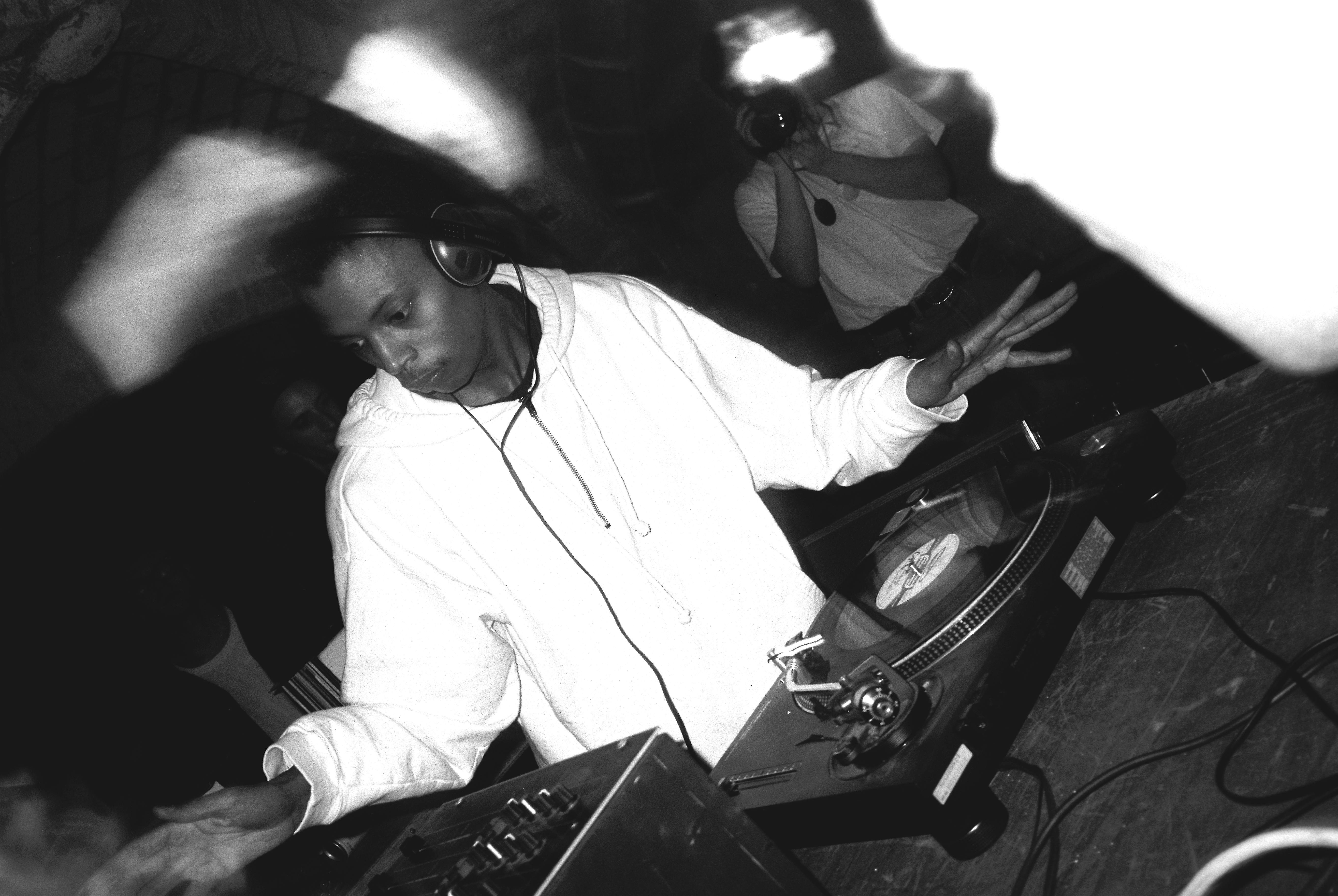 Jeff Mills (US), rave &agrave; l&rsquo;abbaye royale du Moncel, 1993 Photo Olivier Degorce Livre radio FG &eacute;ditions la table Ronde - Gallimard  2a.jpg (5.47 MB)