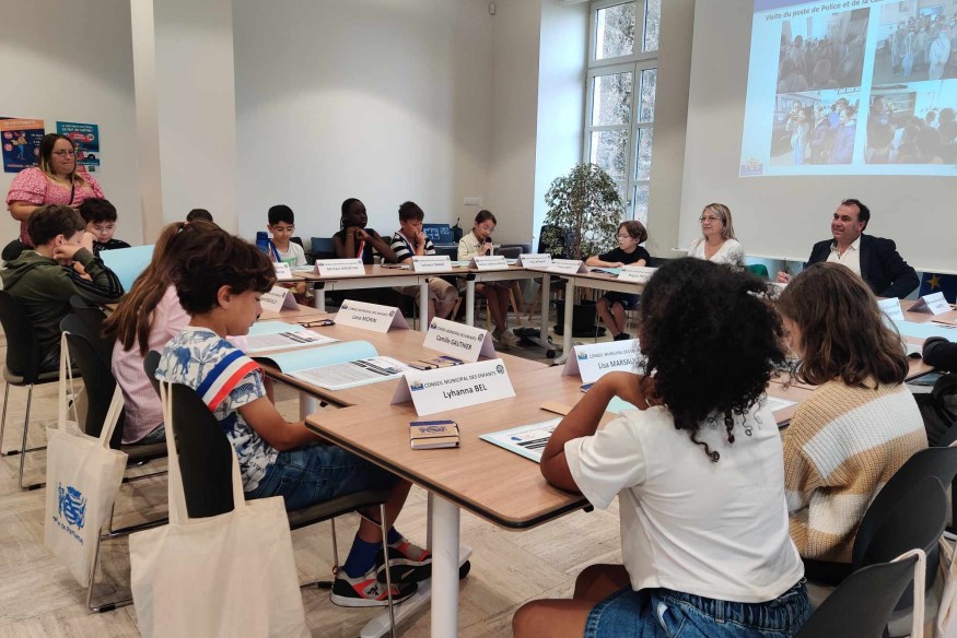 Parthenay : le conseil municipal des enfants vote pour sensibiliser à l'usage des trottinettes électriques