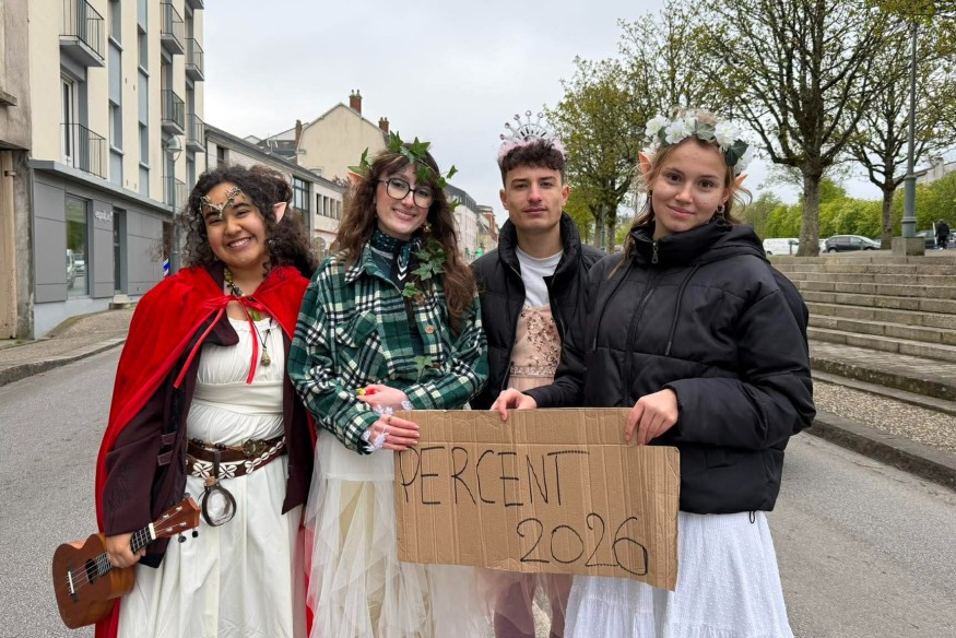 La fraîcheur et la grisaille n’ont pas empêché les lycéens de fêter le Percent à Parthenay
