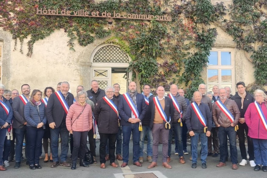 Parthenay : les élus de Gâtine se rassemblent pour exprimer leur soutien aux communes touchées par "des actes de délinquances"